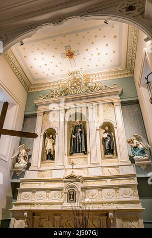 Le haut autel de l'église catholique San Felipe de Neri sur la place de la vieille ville à Albuquerque, Nouveau-Mexique. Banque D'Images