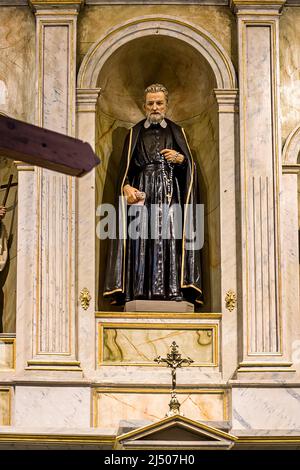 Statue de Saint-Philippe de Neri au-dessus du haut autel de l'église catholique San Felipe de Neri sur la place de la vieille ville d'Albuquerque, Nouveau-Mexique. Banque D'Images