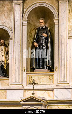 Statue de Saint-Philippe de Neri au-dessus du haut autel de l'église catholique San Felipe de Neri sur la place de la vieille ville d'Albuquerque, Nouveau-Mexique. Banque D'Images