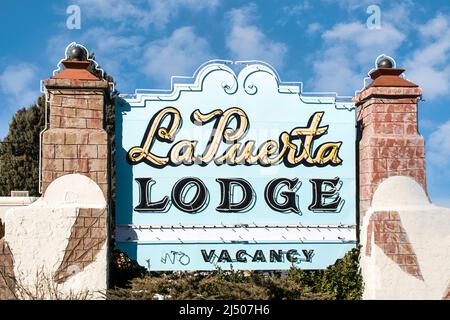 Suivez la route 66 à Albuquerque, Nouveau-Mexique, pour un motel de style vintage du sud-ouest. Banque D'Images