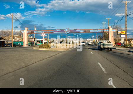 La route emblématique Mother Road of America, route 66, en passant par Albuquerque, Nouveau-Mexique. Banque D'Images