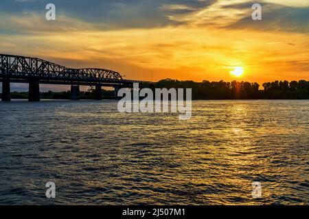 Le soleil se couche sur la rive de l'Arkansas par le pont Harahan sur le fleuve Mississippi par Memphis, Tennessee. Banque D'Images