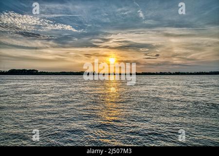 Le soleil se couche sur la rive de l'Arkansas du fleuve Mississippi, à Memphis, Tennessee. Banque D'Images