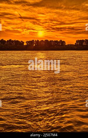 Le soleil se couche sur la rive de l'Arkansas du fleuve Mississippi, à Memphis, Tennessee. Banque D'Images