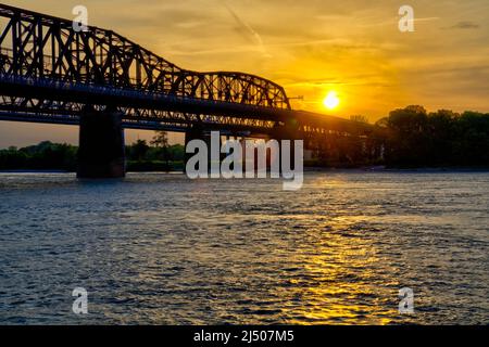 Le soleil se couche sur la rive de l'Arkansas par le pont Harahan sur le fleuve Mississippi par Memphis, Tennessee. Banque D'Images