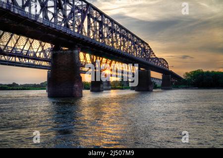 Le soleil se couche sur la rive de l'Arkansas, près des ponts Harahan et Frisco, sur le fleuve Mississippi, à Memphis, Tennessee. Banque D'Images