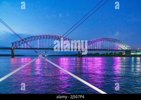 Le reflet nocturne du pont Hernando de Soto vu au crépuscule depuis la croisière de la Memphis Queen sur le fleuve Mississippi dans le Tennessee. Banque D'Images