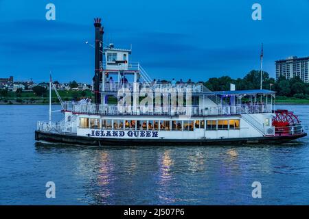 L'Island Queen fait la croisière au coucher du soleil à Memphis, Tennessee. Banque D'Images