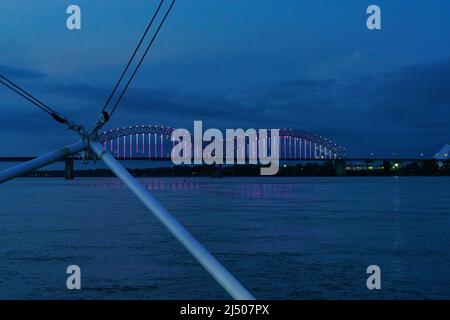 Le pont Hernando de Soto et les gratte-ciel de Memphis vus au crépuscule de la Memphis Queen croisière sur le fleuve Mississippi dans le Tennessee. Banque D'Images