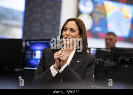 Lompoc, États-Unis. 18th avril 2022. LE vice-président AMÉRICAIN Kamala Harris interagit avec des officiers militaires américains du centre d'opérations spatiales de commandement de la base spatiale de Vandenberg à Lompoc, en Californie, le lundi 18 avril 2022. Photo de piscine par Etienne Laurent/UPI crédit: UPI/Alay Live News Banque D'Images