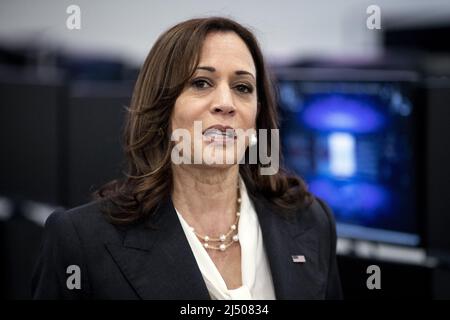 Lompoc, États-Unis. 18th avril 2022. LE vice-président AMÉRICAIN Kamala Harris interagit avec des officiers militaires américains du centre d'opérations spatiales de commandement de la base spatiale de Vandenberg à Lompoc, en Californie, le lundi 18 avril 2022. Photo de piscine par Etienne Laurent/UPI crédit: UPI/Alay Live News Banque D'Images