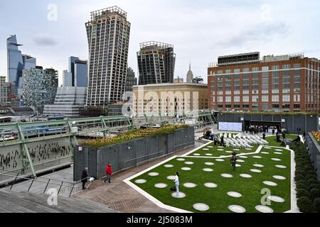 Vue sur le toit de l'embarcadère 57 au parc de la rivière Hudson le 18 avril 2022 à New York. Banque D'Images