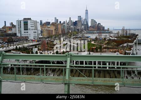 Vue sur le toit de l'embarcadère 57 au parc de la rivière Hudson le 18 avril 2022 à New York. Banque D'Images