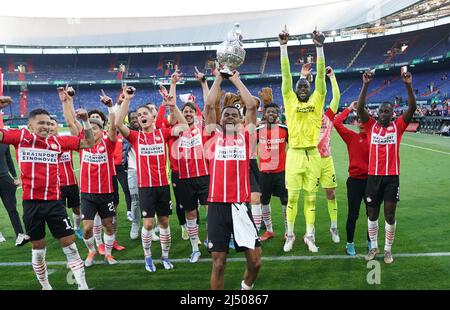 Mauro Junior, Ritsu Doan, Andre Ramalho, Joey Veerman, Cody Gakpo, Carlos Vinicius, Ibrahim Sangare, gardien Yvon Mvogo et Jordan Teze de PSV Eindhoven célébrant lors de la finale TOTO KNVB Beker entre PSV et AJAX le 17 avril 2022 dans le stade de Kuip à Rotterdam, pays-Bas Credit: SCS/Soenar Chamid/AFLO/Alay Live News Banque D'Images