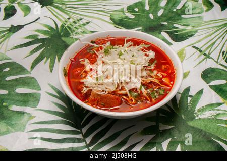 Le plat dominicain de cuiosine connu sous le nom de Posole Rojo Banque D'Images