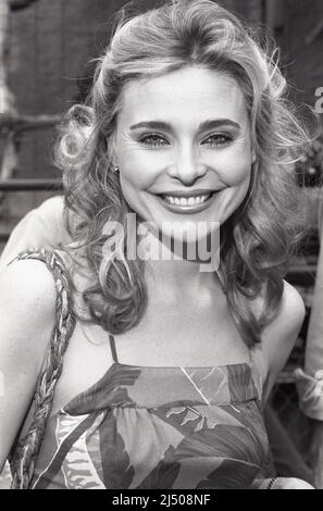 Priscilla Barnes photographiée comme la troupe de Three's Company au