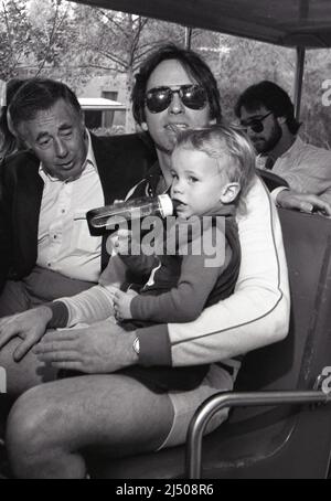 John Ritter et Jason Ritter photographiés comme la troupe de Three's Company au zoo DE LA pour adopter un babouin de forage nommé TeeCee le 10 mars 1982 crédit: Ralph Dominguez/MediaPunch Banque D'Images