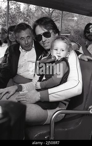 John Ritter et Jason Ritter photographiés comme la troupe de Three's Company au zoo DE LA pour adopter un babouin de forage nommé TeeCee le 10 mars 1982 crédit: Ralph Dominguez/MediaPunch Banque D'Images