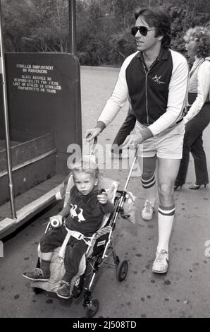 John Ritter et Jason Ritter photographiés comme la troupe de Three's Company au zoo DE LA pour adopter un babouin de forage nommé TeeCee le 10 mars 1982 crédit: Ralph Dominguez/MediaPunch Banque D'Images