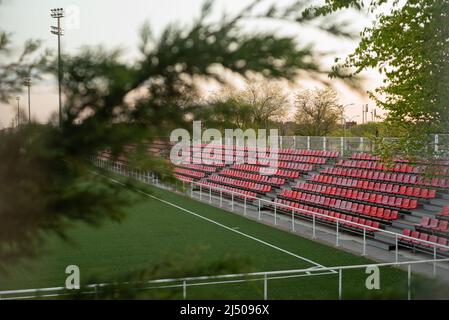 Stade d'entraînement de football avec stands vides Banque D'Images