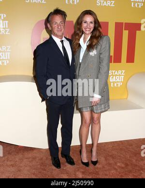 Sean Penn et Julia Roberts participant à la première « Gaslit » de New York tenue au Metropolitan Museum of Art le 18 avril 2022 à New York, NY ©Steven Bergman/AFF-USA.COM Banque D'Images