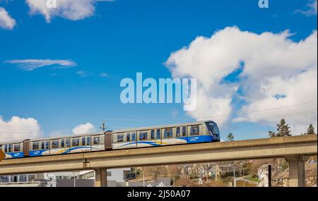 Translink fournit un service de transport public rapide dans la grande région métropolitaine de Vancouver, Skytrain provenant d'une station de la région des résidents-avril 5,2022. C.-B., env Banque D'Images