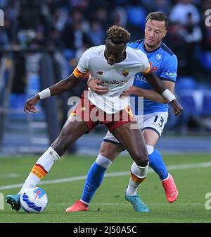 Naples, Italie. 18th avril 2022. Amir Rrahmani (R) de Naples vit avec Tammy Abraham de Roma lors d'un match de football entre Naples et Roma à Naples, Italie, le 18 avril 2022. Credit: STR/Xinhua/Alay Live News Banque D'Images