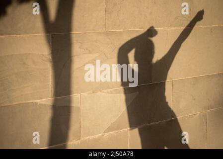 Poses avec ombres liées à la santé des jeunes femmes Banque D'Images