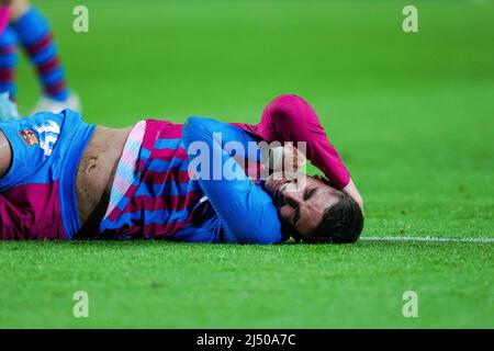 Barcelone, Espagne. 18th avril 2022. Ferran Torres de Barcelone se blesse lors d'un match de la Liga Santander entre le FC Barcelone et Cadix CF à Camp Nou, Barcelone, Espagne, le 18 avril 2022. Crédit : Joan Gosa/Xinhua/Alay Live News Banque D'Images