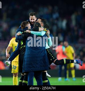 Barcelone, Espagne. 18th avril 2022. Les joueurs et le personnel de Cadix célèbrent la victoire après un match de la Liga Santander entre le FC Barcelone et Cadix CF à Camp Nou, Barcelone, Espagne, le 18 avril 2022. Crédit : Joan Gosa/Xinhua/Alay Live News Banque D'Images