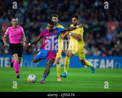 Barcelone, Espagne. 18th avril 2022. Le Memphis Depay de Barcelone tire le ballon lors d'un match de la Liga Santander entre le FC Barcelone et Cadix CF à Camp Nou, Barcelone, Espagne, le 18 avril 2022. Crédit : Joan Gosa/Xinhua/Alay Live News Banque D'Images