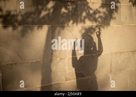 Poses avec ombres liées à la santé des jeunes femmes Banque D'Images