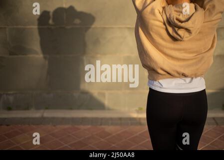 Poses avec ombres liées à la santé des jeunes femmes Banque D'Images