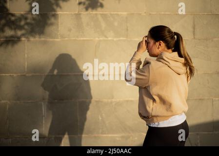 Poses avec ombres liées à la santé des jeunes femmes Banque D'Images