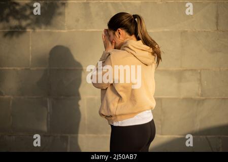 Poses avec ombres liées à la santé des jeunes femmes Banque D'Images