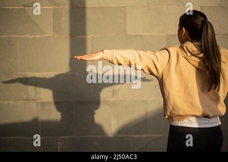 Poses avec ombres liées à la santé des jeunes femmes Banque D'Images