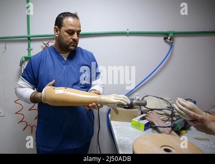 Gaza. 27th mars 2022. Un professionnel de la santé prépare un membre artificiel à l'hôpital Sheikh Hamad Bin Khalifa Al Thani pour la réadaptation et les synthétiques de la ville de Gaza, le 27 mars 2022. L'hôpital est considéré comme le seul de Gaza spécialisé dans la production et l'installation de membres supérieurs électriques.TO GO WITH 'Feature: Main bionique aide les Gazans handicapés à regagner l'espoir' Credit: Rizek Abdeljawad/Xinhua/Alay Live News Banque D'Images