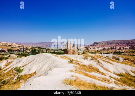 Cappadoce. Cheminées de fées, ou hoodoos ou peri bacalari à Goreme. Voyage à Cappadoce photo de fond. Banque D'Images
