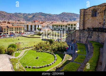 Cour, jardin du couvent de Saint-Domingue et église construite sur le dessus du Temple de Coricancha ruines incas à Cusco, Vallée Sacrée, Pérou. Banque D'Images