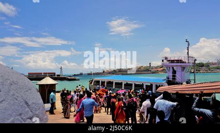 Kanyakumari,Tamilnadu,Inde-avril 16 2022: Touristes attendant d'embarquer dans un bateau pour visiter le monument commémoratif de Vivekananda Rock et la statue de Thiruvalluvar à Kanyakum Banque D'Images