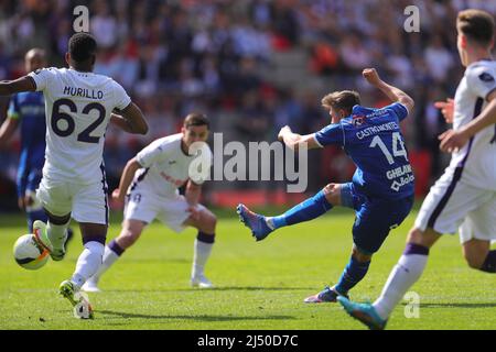 Bruxelles, Belgique. 18th avril 2022. Alessio Castro-Montes (2nd R) de Gent tourne lors du match final de la coupe Croky 2022 entre KAA Gent et RSC Anderlecht, à Bruxelles, Belgique, le 18 avril 2022. Credit: Zheng Huansong/Xinhua/Alay Live News Banque D'Images