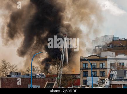 Plus de 70 pompiers ont éteint un grand incendie de l'hôtel Winters à Gastown, un bâtiment à usage mixte de briques du patrimoine vieux de 115 ans-avril 4,2022-Vancouver (C.-B.) Banque D'Images