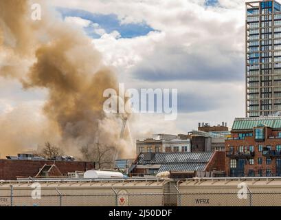 Plus de 70 pompiers ont éteint un grand incendie de l'hôtel Winters à Gastown, un bâtiment à usage mixte de briques du patrimoine vieux de 115 ans-avril 4,2022-Vancouver (C.-B.) Banque D'Images