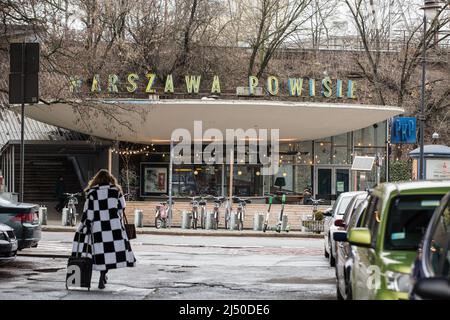 Une femme sous un manteau noir et blanc vu près du club et café Warszawa Powisle à Varsovie. Banque D'Images