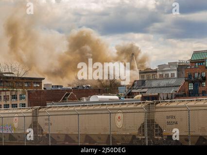 Plus de 70 pompiers ont éteint un grand incendie de l'hôtel Winters à Gastown, un bâtiment à usage mixte de briques du patrimoine vieux de 115 ans-avril 4,2022-Vancouver (C.-B.) Banque D'Images