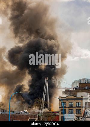 Plus de 70 pompiers ont éteint un grand incendie de l'hôtel Winters à Gastown, un bâtiment à usage mixte de briques du patrimoine vieux de 115 ans-avril 4,2022-Vancouver (C.-B.) Banque D'Images