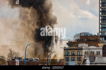 Plus de 70 pompiers ont éteint un grand incendie de l'hôtel Winters à Gastown, un bâtiment à usage mixte de briques du patrimoine vieux de 115 ans-avril 4,2022-Vancouver (C.-B.) Banque D'Images