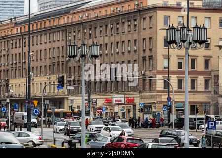 Varsovie, Voïvodeship de Masovian, Pologne. 4th mars 2022. Une vue sur la circulation et les maisons de logement sur l'avenue Jérusalem à Varsovie. (Credit image: © Karol Serewis/SOPA Images via ZUMA Press Wire) Banque D'Images