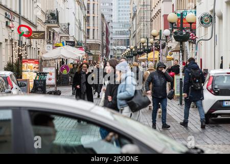 Varsovie, Voïvodeship de Masovian, Pologne. 4th mars 2022. Foule de personnes vues sur la rue Chmielna à Varsovie. (Credit image: © Karol Serewis/SOPA Images via ZUMA Press Wire) Banque D'Images