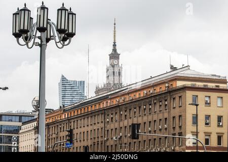 Varsovie, Voïvodeship de Masovian, Pologne. 4th mars 2022. Vue sur les maisons de tenement sur l'avenue de Jérusalem et le Palais de la Culture et de la Science. (Credit image: © Karol Serewis/SOPA Images via ZUMA Press Wire) Banque D'Images